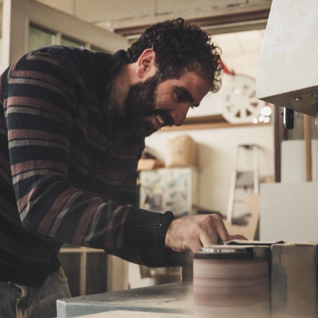 Emanuele Moscatelli al lavoro su un manufatto in legno